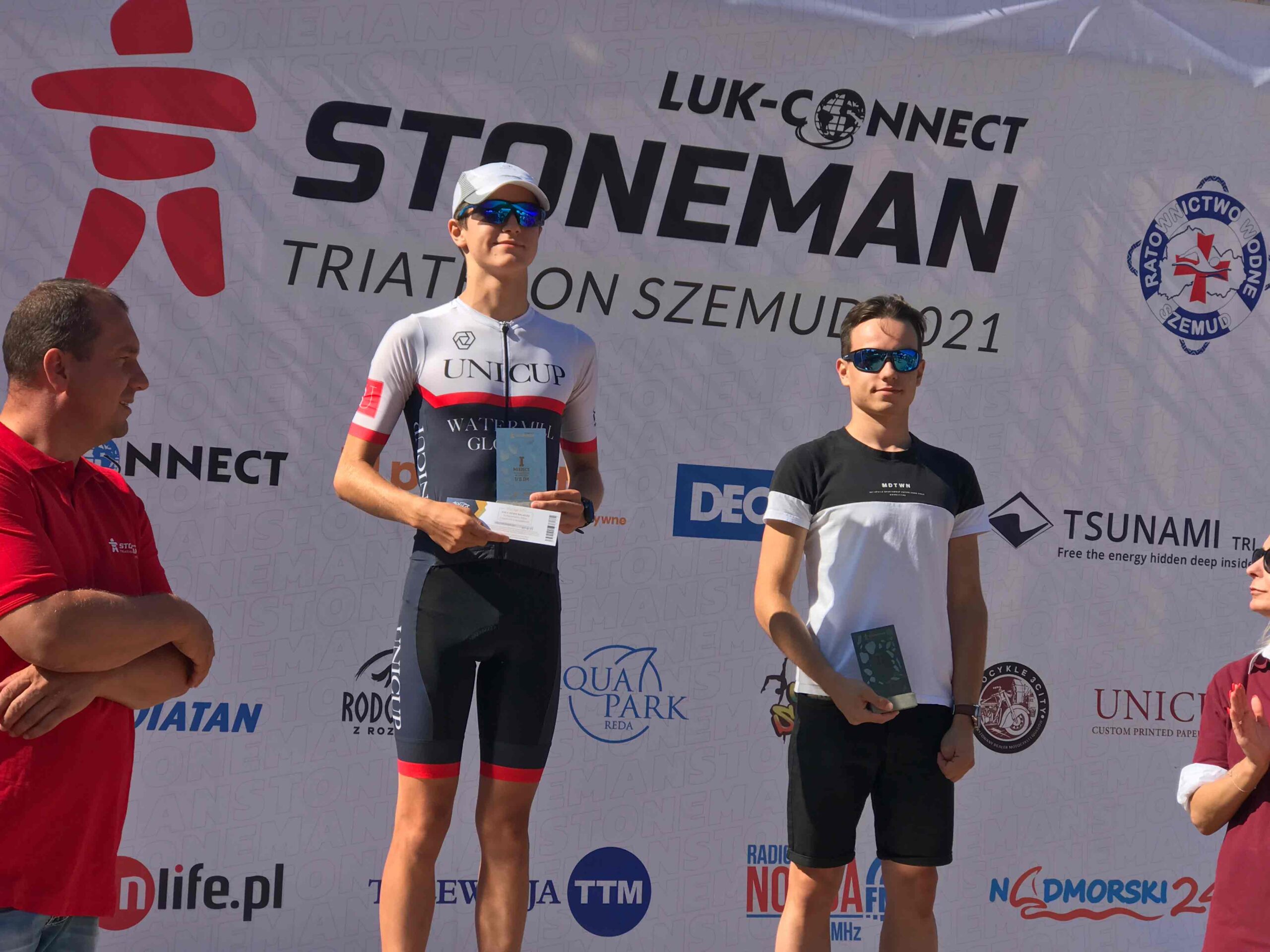 Zwycięzca w stroju Unicup na podium